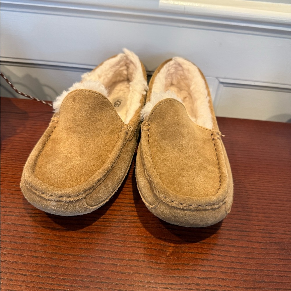 Boys Ugg slippers. Barely worn. Near perfect condition size 5.